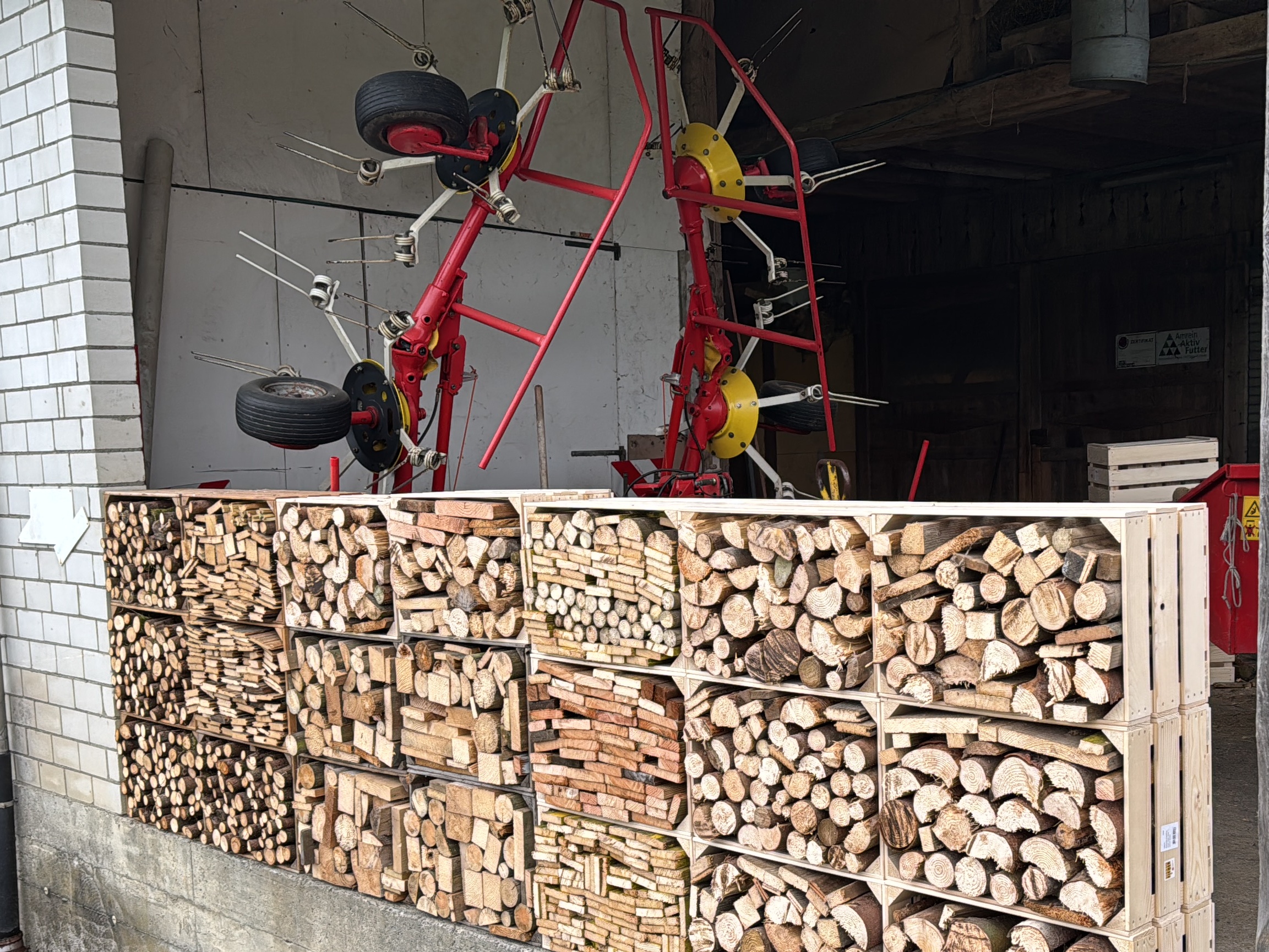 Holz-Harassen-Holzstapel-im Bau (1)