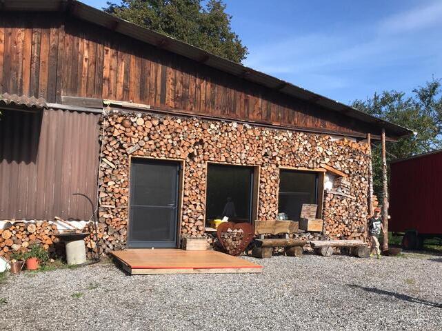 Nomady-Camp-altes Haus-Holzstapel